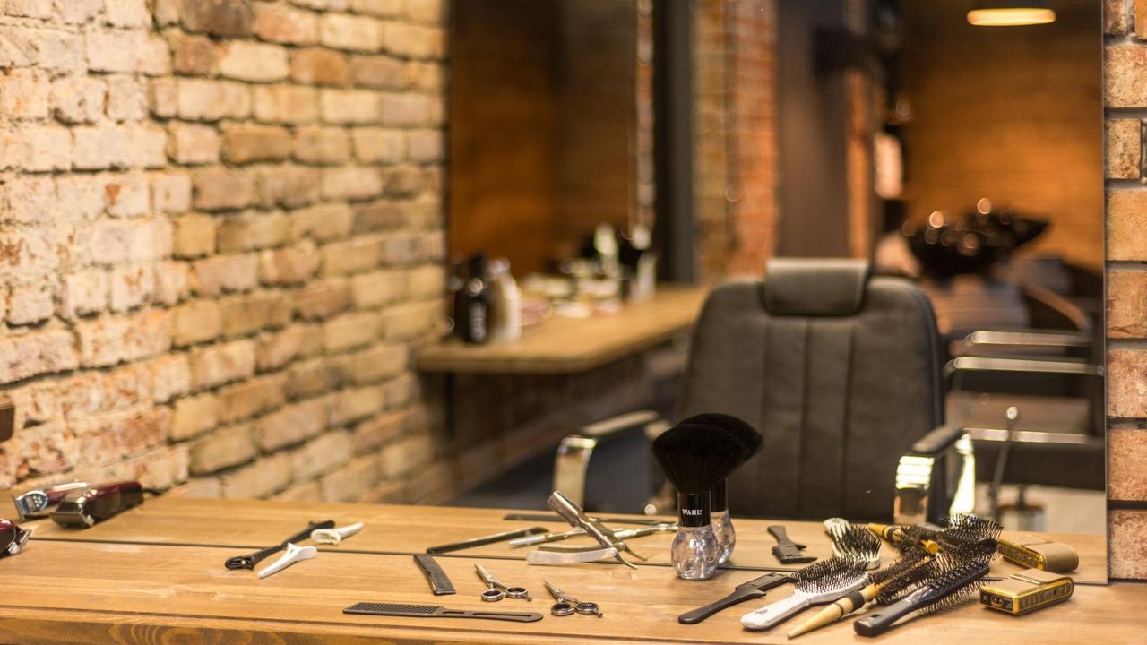 Как выбрать доступные (бюджетные) парикмахерские курсы в учебной студии (салоне)