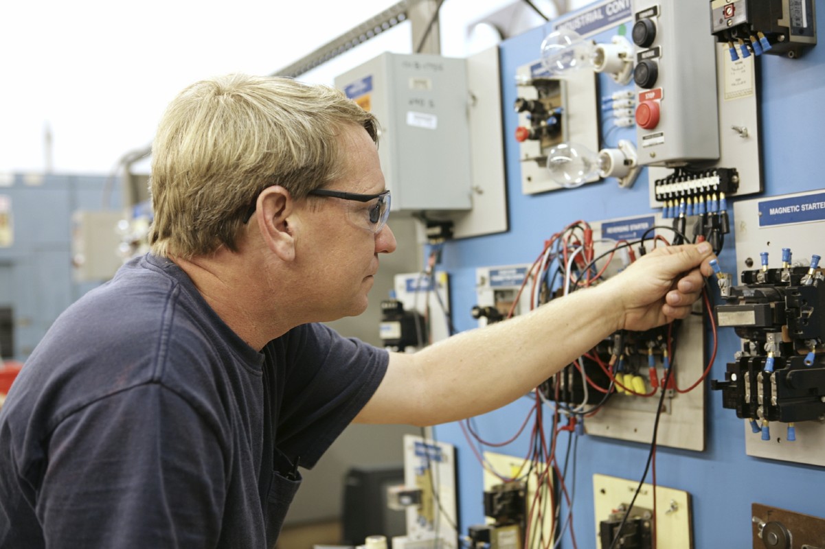 Как и где выбрать курсы обучения электриков с вакансиями (без опыта ...